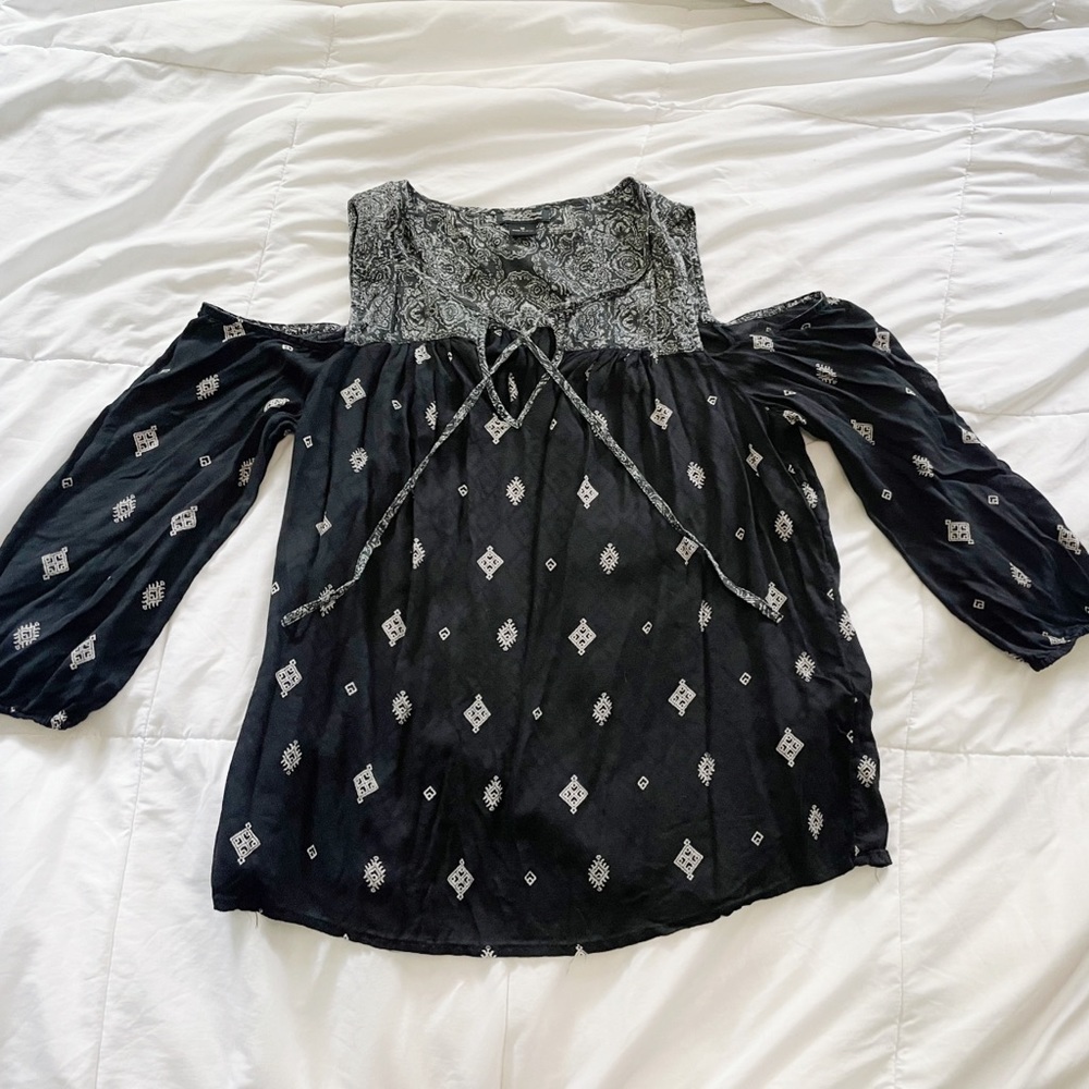 LUCKY BRAND • MEDIUM COLD SHOULDER BLOUSE • BLACK/WHITE